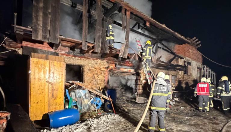 Požar v celoti uničil gospodarski objekt, ogenj poškodoval tudi ostrešje stanovanjske hiše