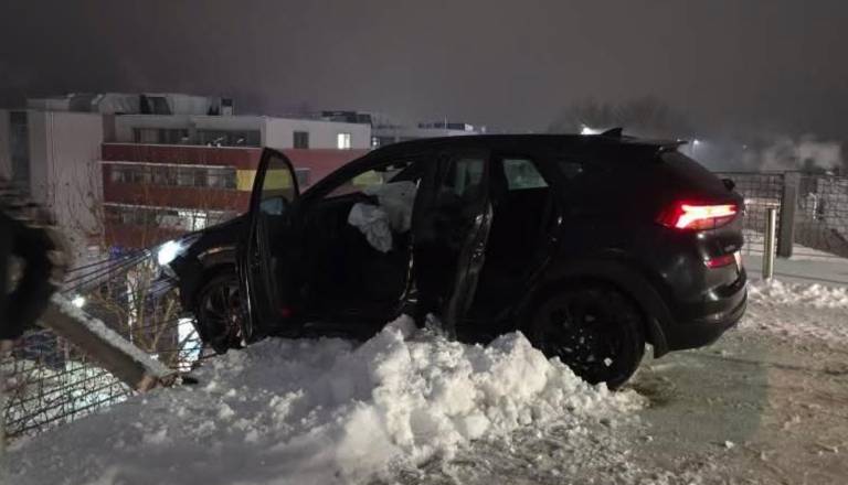 Blizu prepada: Avtomobil v Ljubljani nevarno obstal nad robom parkirne hiše