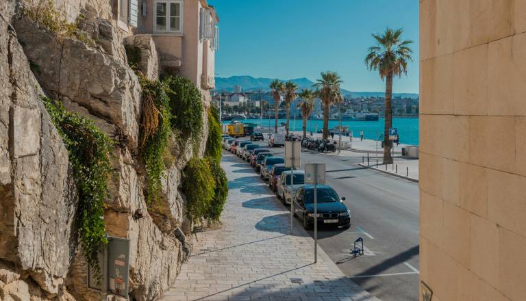 Ura parkiranja pet evrov? Hrvati na enem najprometnejših parkirišč navili cene 