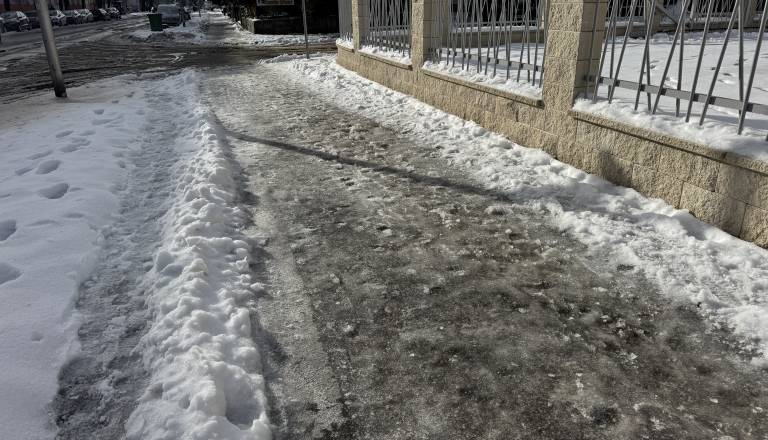 V dveh dneh obravnavali več kot 100 poškodb zaradi snega in ledu