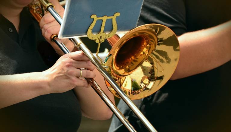 Neverjetno! Vlomili v prostore godbe in ukradli inštrumente