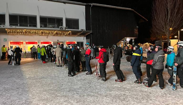 FOTO: Pod zvezdami vse do doline: Snežna idila privabila smučarje na nočno smučanje