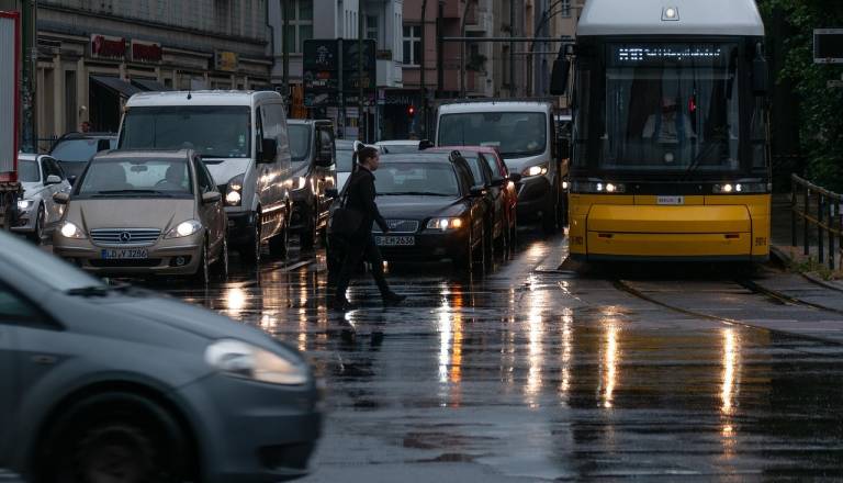 Presenetljivi podatki: toliko Slovencev se dnevno sploh ne odpravi od doma