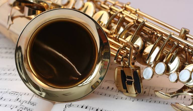 Sramota: vlomili v godbo in ukradli drage inštrumente