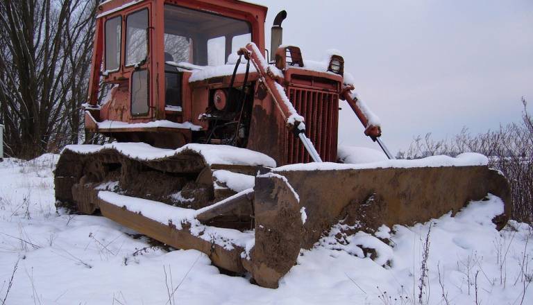 Pluženje se je končalo tragično, življenje izgubil mladi voznik traktorja