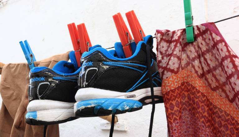 To počnemo skoraj vsi: zakaj perilo pozimi sušimo narobe?