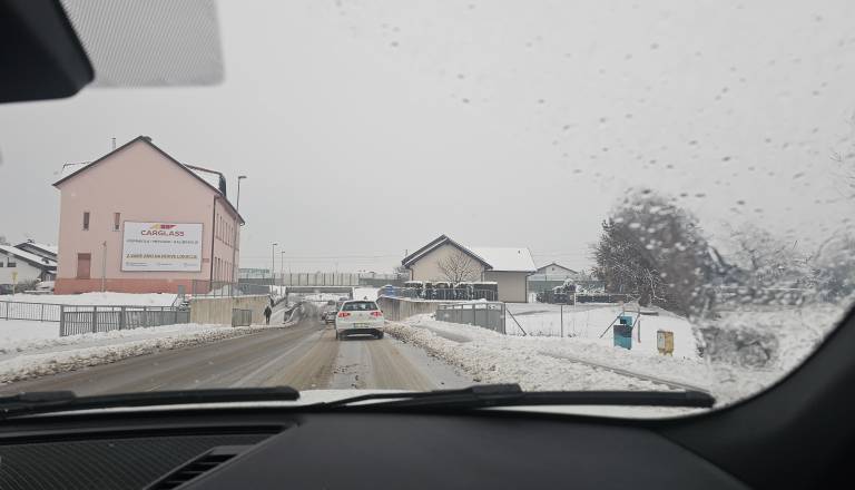 Pomurski policisti opozarjajo: Ceste so to jutro poledenele in spolzke!