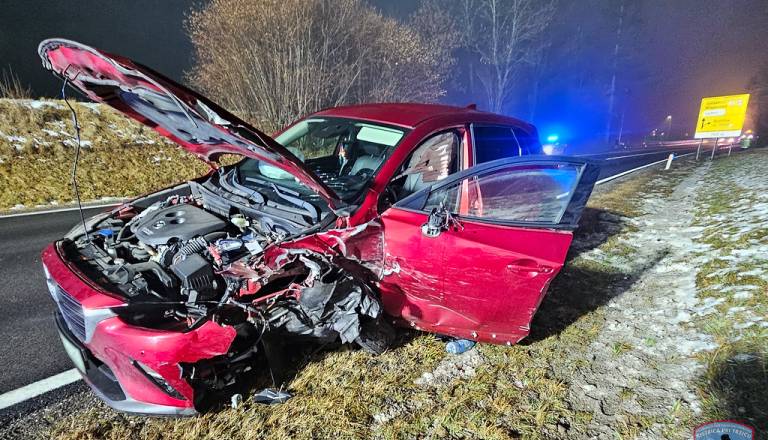 FOTO: Voznik zapeljal na nasprotno stran ceste in trčil v nasproti vozeče vozilo