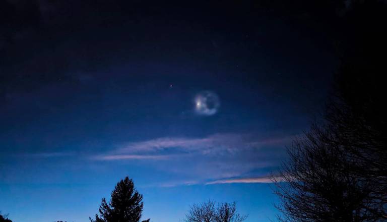 Čudna svetloba na nebu. Kaj so videli ljudje širom Slovenije?