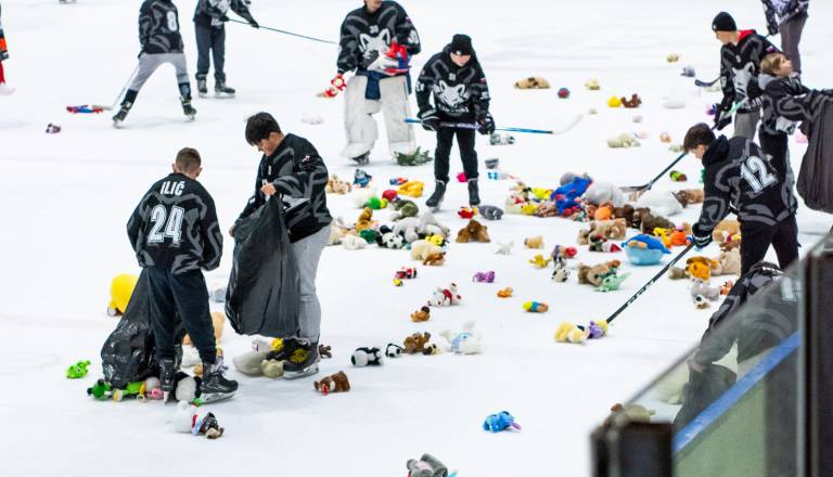 FOTO: Mariborska Ledna dvorana ob zadnjem pisku sirene eksplodirala, ploskvo prekrilo na stotine plišastih igrač