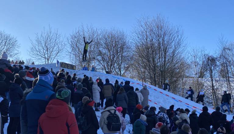 FOTO in VIDEO: Smučarski skoki v Vuzmetincih privabili množico in poskrbeli za napet boj