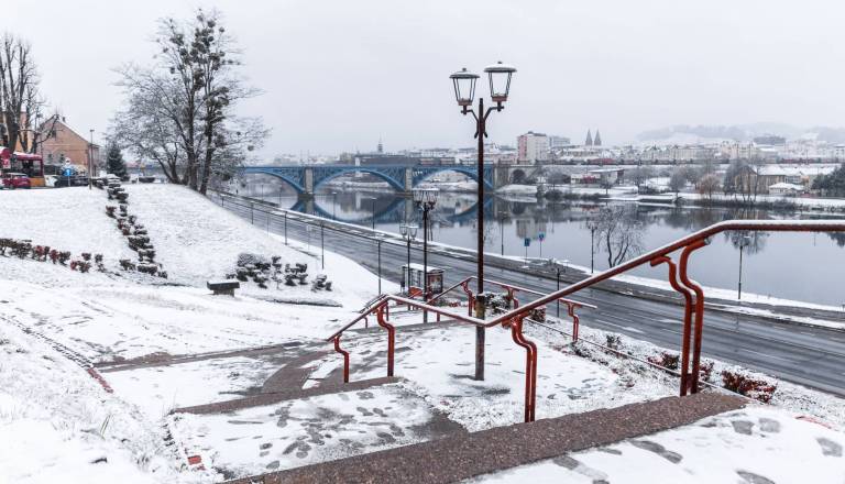 Mraz ne popušča, temperature se bodo gibale okoli ledišča