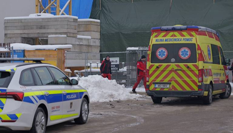 Zoper mladoletnika, ki je z nožem napadel dijakinjo, odrejen enomesečni pripor