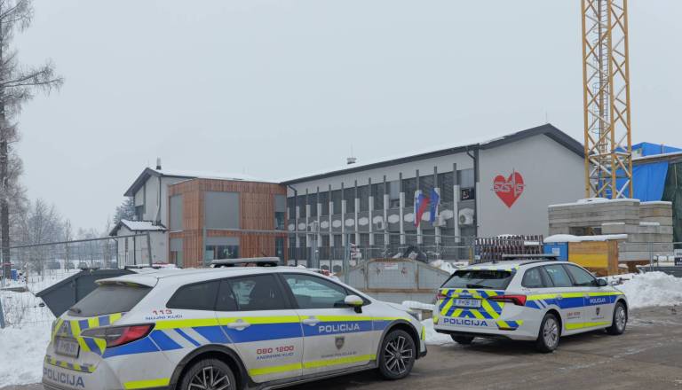 Zoper 15-letnika, ki je z nožem napadel dijakinjo, odrejen enomesečni pripor