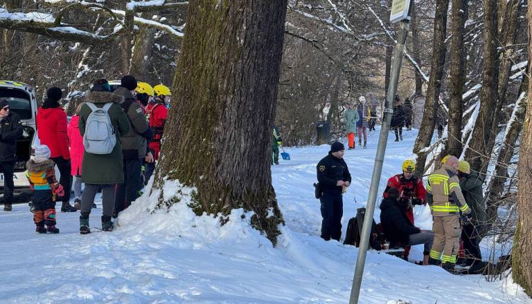 Med reševanjem na Koseškem bajerju v ledeno vodo padli tudi gasilci