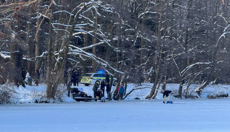 FOTO in VIDEO: Drama na Koseškem bajerju, dvojici se je udrl led, tako so ju reševali