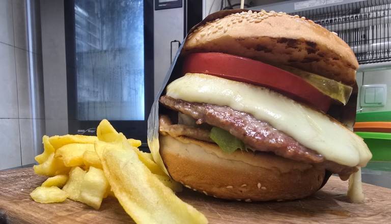 Koliko stane malica na Gorenjskem: Zrezek po dunajsko, pražen krompir in solata za 8,90 evra