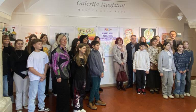 Mladi ptujski ustvarjalci opozorili na pomen miru, odprli razstavo v Galeriji Magistrat