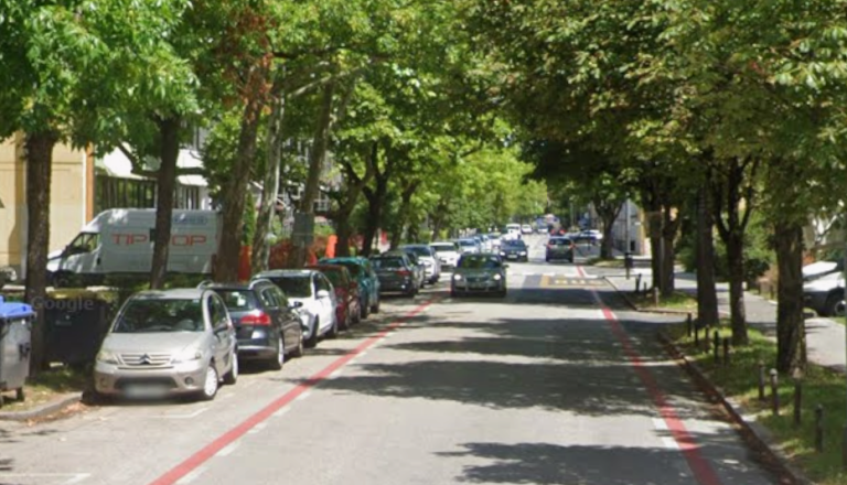 Nevarna kolesarska steza na Vojkovi cesti. Občina priznava, da spremembe niso možne