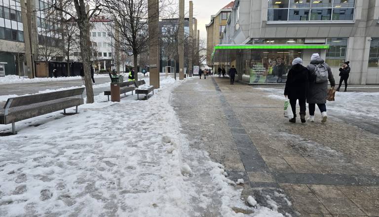 FOTO in VIDEO: V središču mesta še vedno nevarno, Trg Leona Štuklja pod ledom