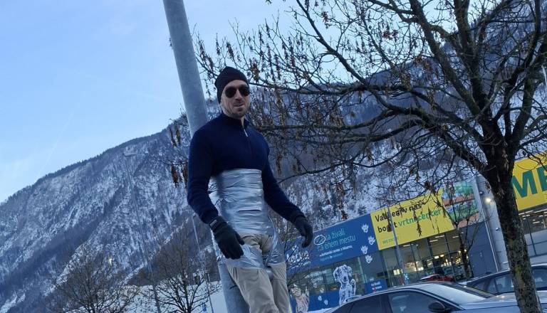 FOTO in VIDEO: Kaj se je dogajalo na Jesenicah: Privezan na drog pred trgovskim centrom!