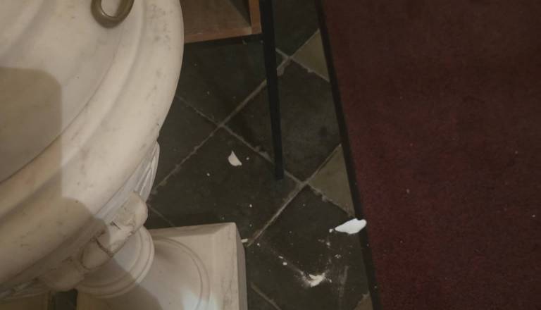 Tragedija v Murski Soboti: Več kot 100 let star krstni kamen poškodovan