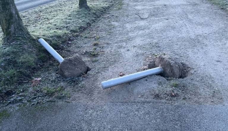 Nevarni stebrički na križišču Celovške in Ceste Ljubljanske brigade