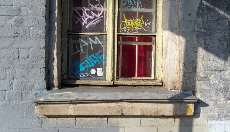 Šokantni prizori sredi mesta: Po pretepu eno osebo vrgli skozi okno