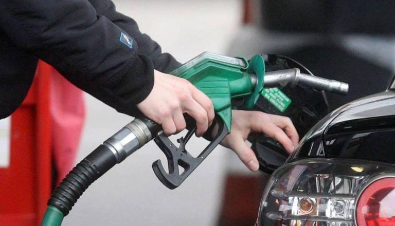 Bencin se je ob polnoči malenkost podražil, dizel pocenil