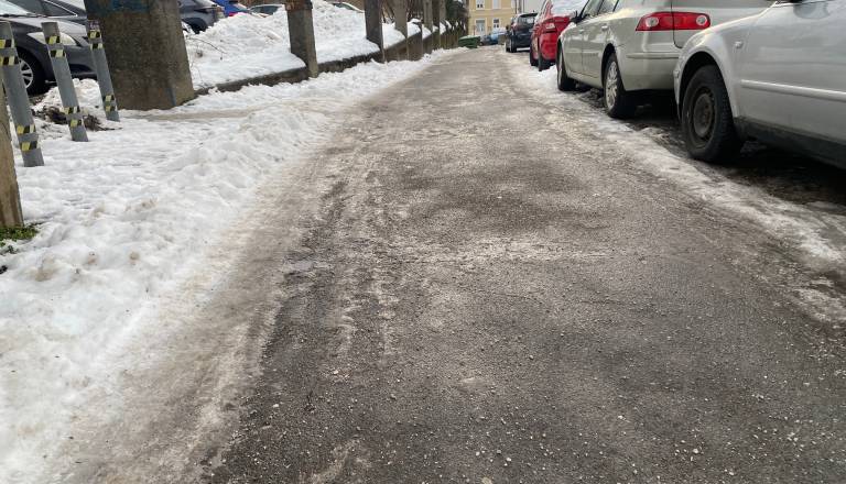 Občina pojasnjuje odgovornost lastnikov za zasebna dvorišča in dostope