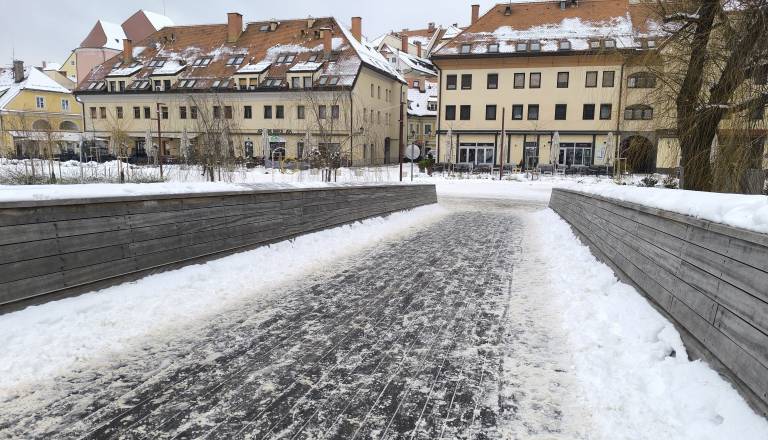 Zakaj na lesenem delu Splavarske brvi ni trajne protizdrsne zaščite?
