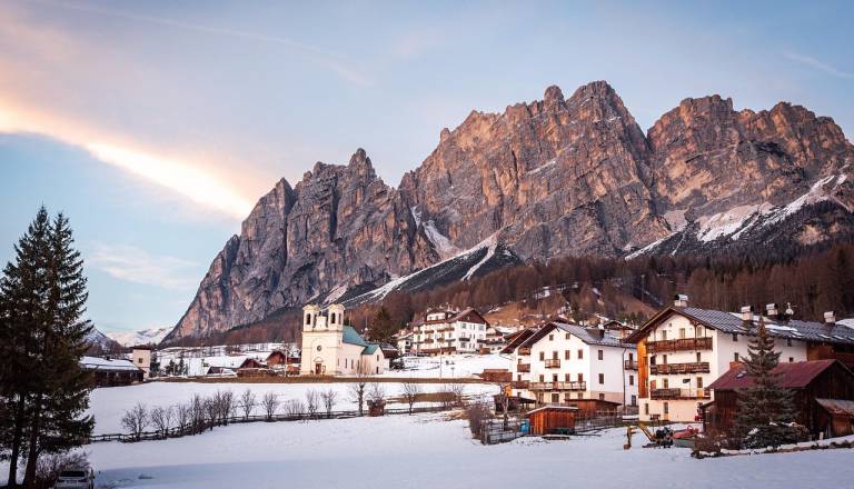 Med nočno izmeno na gradbišču za zimske olimpijske igre je varnostnik umrl od mraza