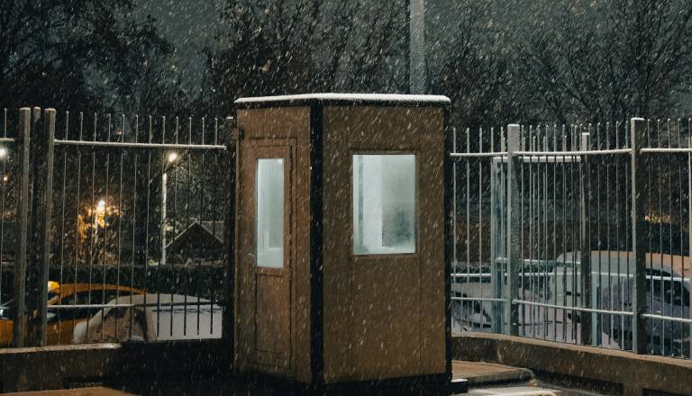 Grozljivo! Varnostnik med nočno izmeno umrl od mraza