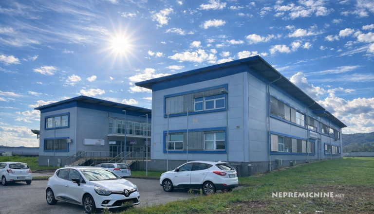 Povsem ob meji naprodaj več poslovnih prostorov