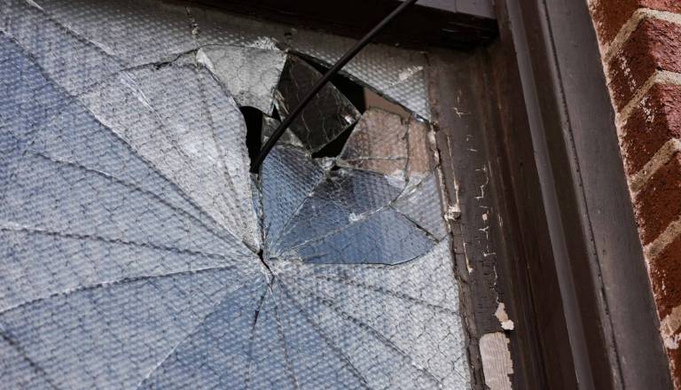 Vlomilci kradli gotovino in kmetijsko mehanizacijo, toliko škode so pustili 