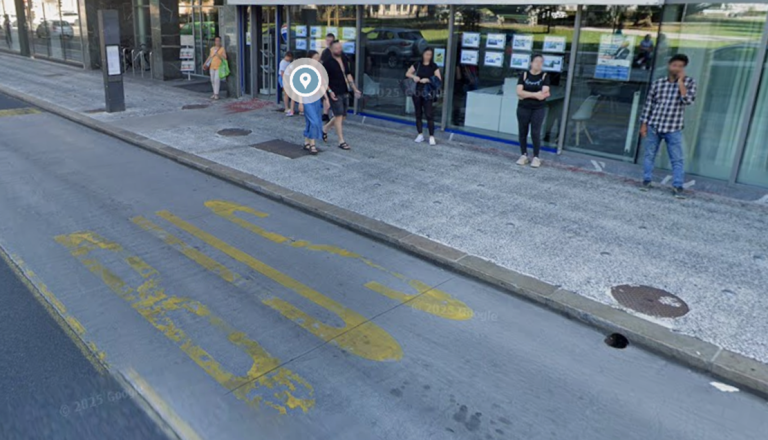 Na Dalmatinovi brez klopi, potniki čakajo stoje