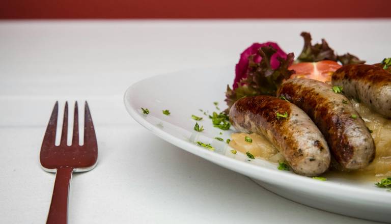 Nenavaden plen tatov: Vlomili v stanovanje in odnesli le klobase za tri evre