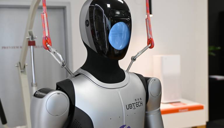 V BTC City Murska Sobota prvič v Sloveniji predstavljen humanoidni robot Max