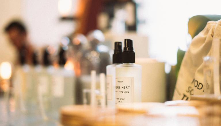 Roparska tatvina v trgovini na Viču, tat se je uprl varnostniku in pobegnil