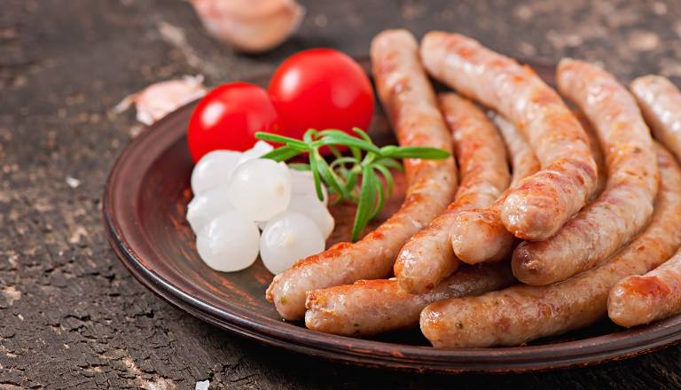 Tatovi razbili vrata, odnesli pa le klobase za tri evre