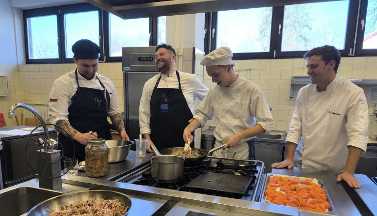 FOTO in VIDEO: Mariborska srednja šola gosti vrhunskega chefa: »Treba je delati, delati, delati in ne obupati«