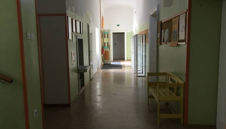 Incident v osnovni šoli, starejši učenec sledil mlajšemu na stranišče