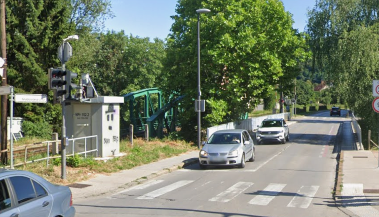 Pešci na mostu ogroženi. Predlagana ločena brv, občina za zdaj zadržana