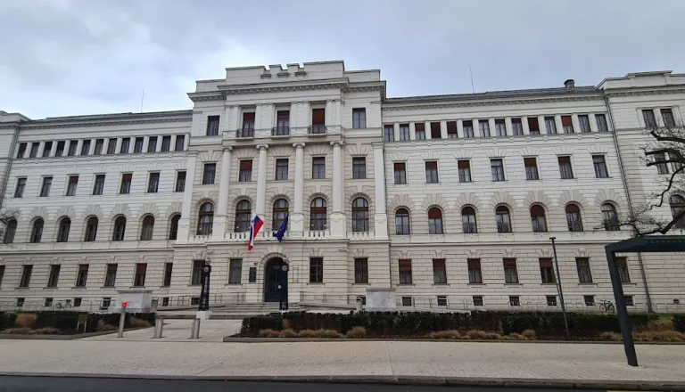 Vrhovno sodišče na ustavno sodišče poslalo zahtevo za presojo Šutarjevega zakon