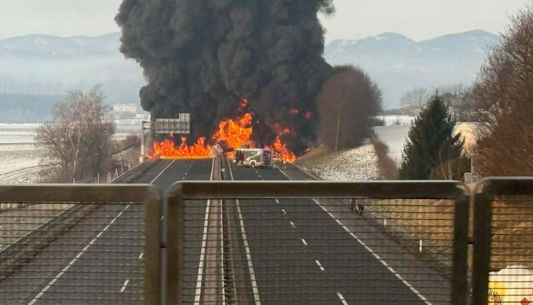 FOTO in VIDEO: Vozniki, pozor! Huda nesreča na štajerski avtocesti, trčila kombi in cisterna