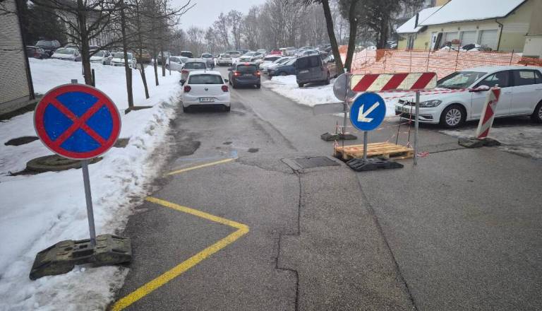 Previdno na parkirišču Zdravstvenega doma Ormož, prišlo do vdora zemljine