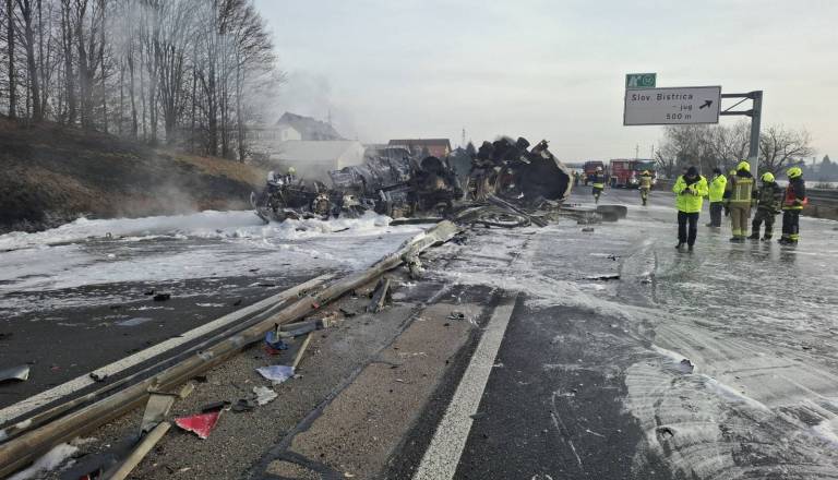 Štajerska avtocesta: Sanacija poškodovanega vozišča poteka, promet po enem pasu