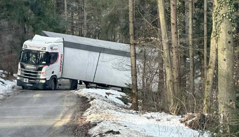Očitno ni šlo po načrtu: Kamion blokiral ozko cesto Ponikva – Lutrje, vozniki v šoku