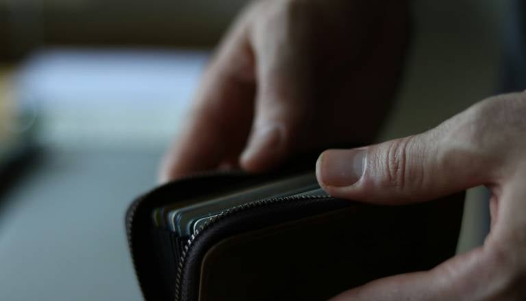 Odgovoril je na klic in nasedel, ostal brez denarja na računu