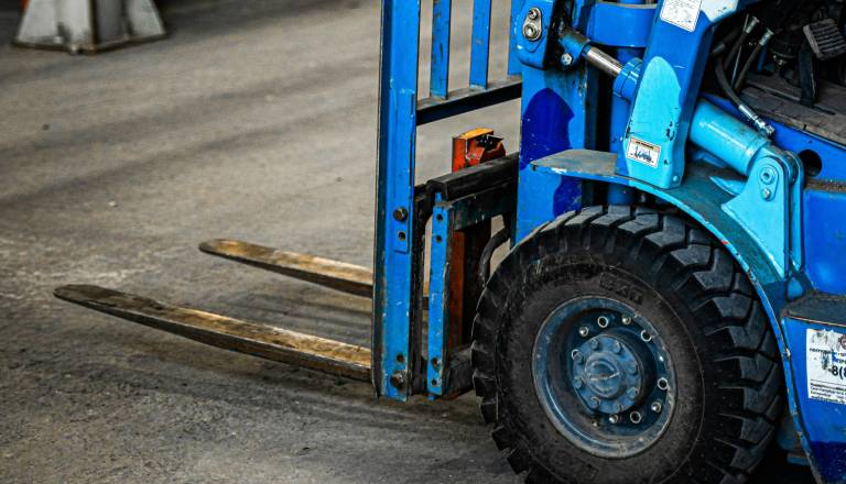 Na Štajerskem nesreča pri delu, voznik viličarja hudo poškodovan